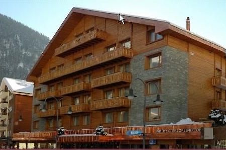 Hotel Le Petit Cervin Zermatt Exterior foto A typical hotel in Les Saisies