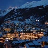 Hotel Le Petit Cervin Zermatt Exterior foto The resort at night