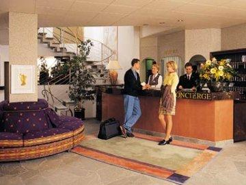 Hotel Le Petit Cervin Zermatt Exterior foto A concierge desk at a hotel