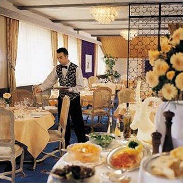 Hotel Le Petit Cervin Zermatt Exterior foto A restaurant in a cruise ship